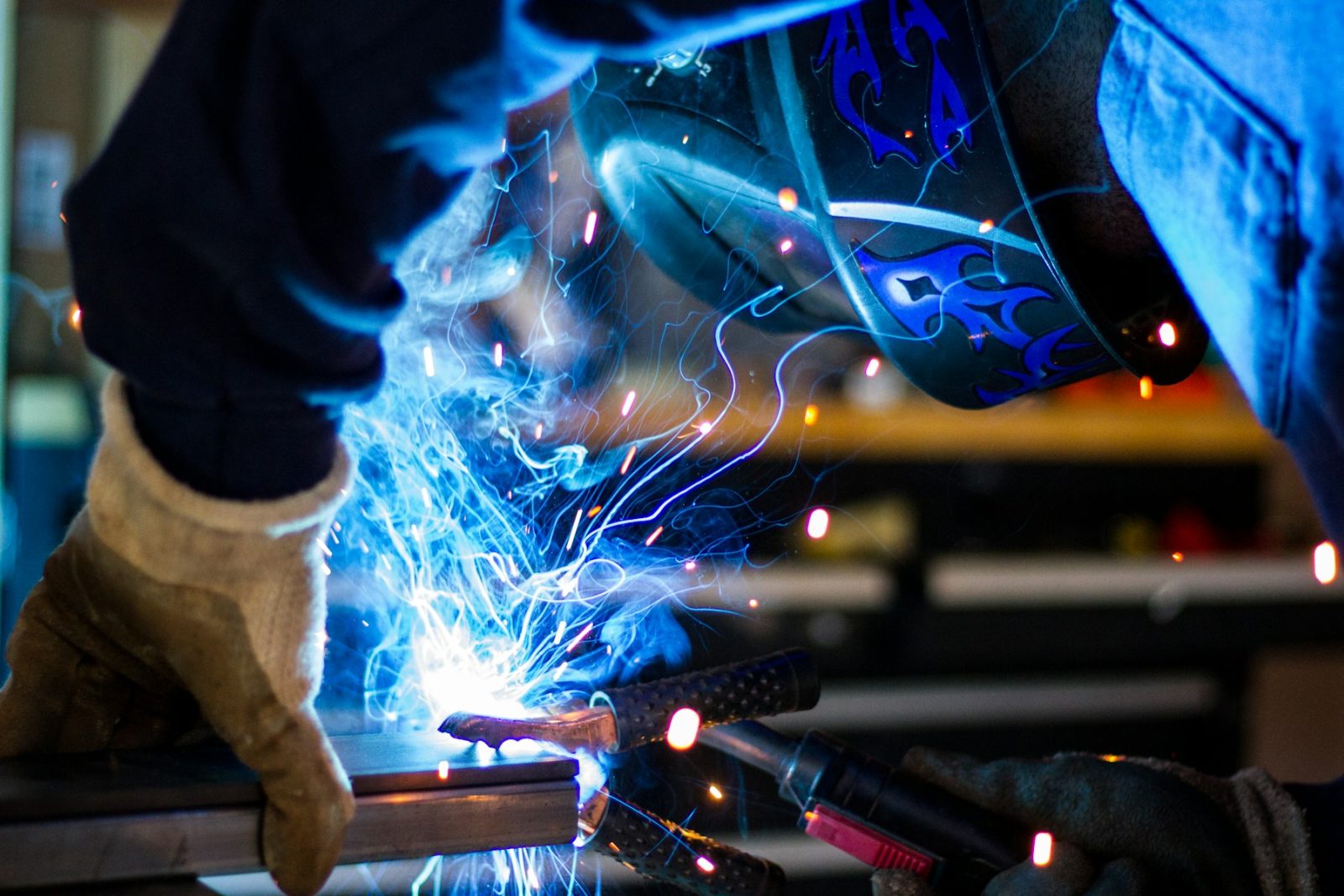 Welding a primary deck connection
